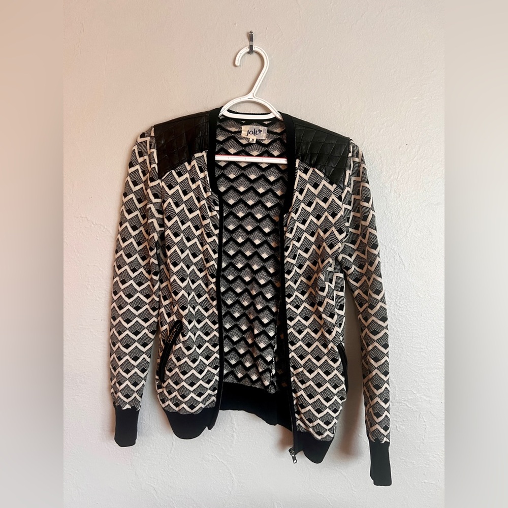 Jolt Black and White Geometric Patterned Top